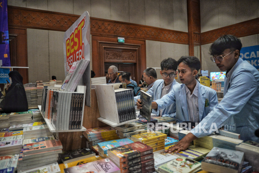 Pengunjung melihat buku yang dijual pada acara Indonesia International Book Fair (IIBF) 2024 di Jakarta Convention Centre, Senayan, Jakarta Pusat, Rabu (25/9/2024).