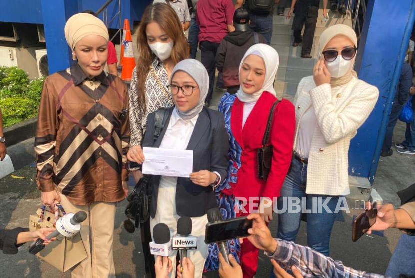 Kuasa hukum finalis Miss Universe Indonesia 2023, Mellisa Anggraini mendampangi korban melaporkan kasus dugaan pelecehan di ajang kontestasi kecantikan, ke Polda Metro Jaya, Jakarta Selatan, Senin (7/8/2023).