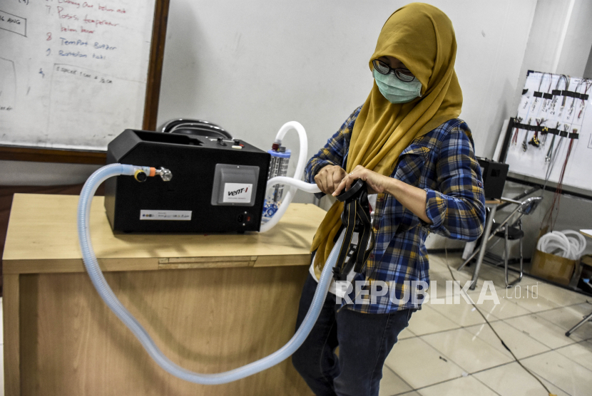 Tim peneliti Institut Teknologi Bandung (ITB) menguji coba mesin pompa udara (ventilator) di area Masjid Salman ITB, Kota Bandung, Selasa (21/4). ITB bekerja sama dengan Unpad dan Masjid Salman ITB mengembangkan ventilator non-invasif yang diberi nama Vent-I (Ventilator Indonesia) untuk membantu tenaga medis dalam menangani perawatan pasien terinfeksi Covid-19 sekaligus untuk mengatasi kelangkaan ketersediaan ventilator yang dimiliki rumah sakit di Indonesia
