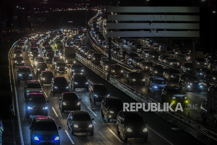 Suasana kendaraan terjebak macet di Jalan Tol Cawang-Grogol, Jakarta, Sabtu (1/5). Pemerintah Provinsi (Pemprov) DKI Jakarta resmi menerapkan aturan surat izin keluar masuk (SIKM) selama periode larangan mudik Lebaran mulai hari ini, tanggal 6 hingga 17 Mei 2021. 