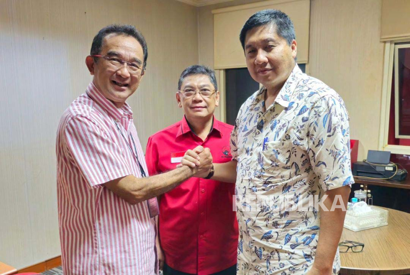 Maruarar Sirait atau Ara (kanan) yang menyatakan mundur dan mengembalikan kartu tanda anggota PDIP. Stafsus Ari Dwipayana meminta jangan kaitkan Jokowi dengan mundurkan Maruarar Sirait.