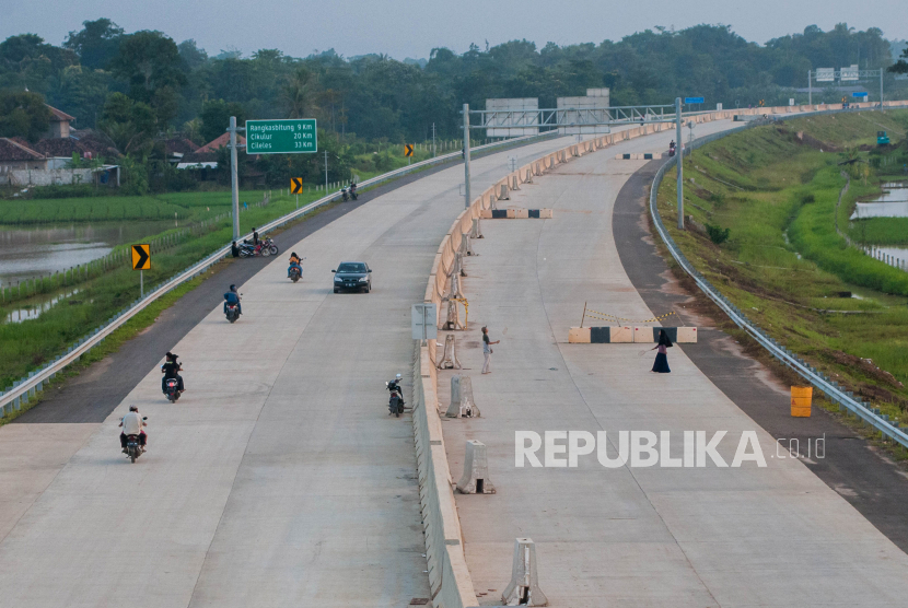 Warga mengendarai sepeda motor melintasi ruas jalan Tol Serang-Rangkasbitung di Kabupaten Serang, Banten, Senin (22/2/2021). Badan Pengatur Jalan Tol (BPJT) mencatat progres pembangunan jalan Tol Seksi 1 Serang-Rangkasbitung sepanjang 26,50 km telah mencapai 88,34 persen dan siap dioperasikan untuk mendukung arus mudik Lebaran 2021. 