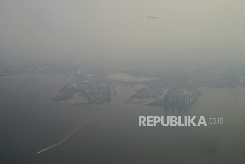Foto aerial kondisi polusi udara di kawasan Pelabuhan Muara Baru, Jakarta Utara.