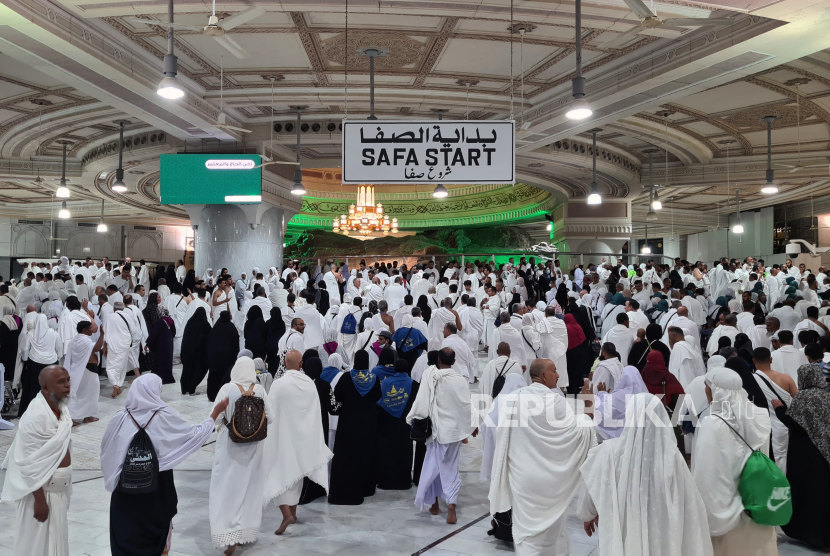 Ribuan Muslim melakukan Sai dari Safa ke Marwa. Nasihat Sebelum Berhaji, Luruskan Niat