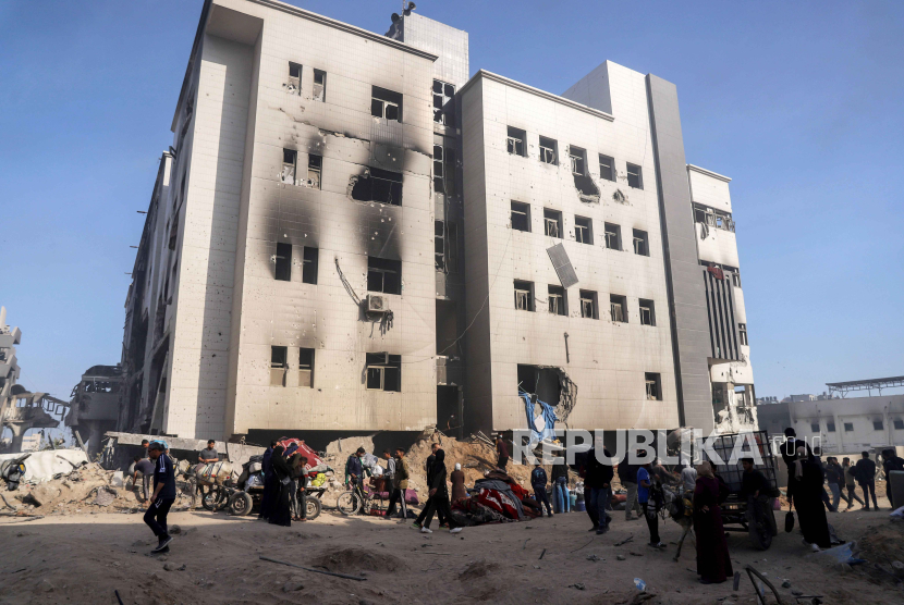   Warga Palestina memeriksa kerusakan di Rumah Sakit Al-Shifa setelah tentara Israel mundur setelah operasi militer selama dua minggu, di Kota Gaza, 1 April 2024.