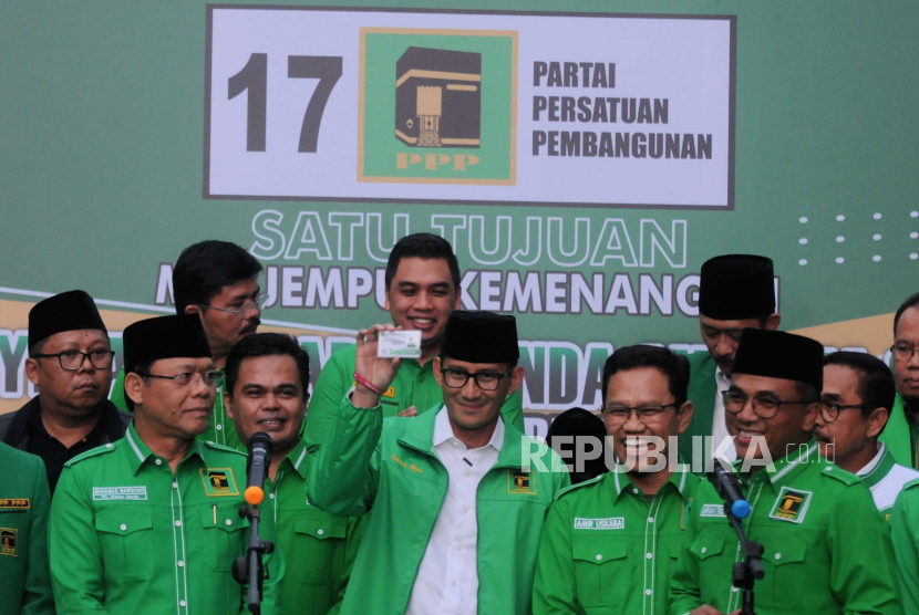 Plt Ketua Umum Partai Persatuan Pembangunan (PPP) Muhamad Mardiono (kiri) bersama Kader PPP Sandiaga Uno (tengah) menunjukan kartu tanda anggota saat konferensi pers di Jakarta, Rabu (14/6/2023). Sandiaga Uno telah resmi bergabung menjadi kader PPP.