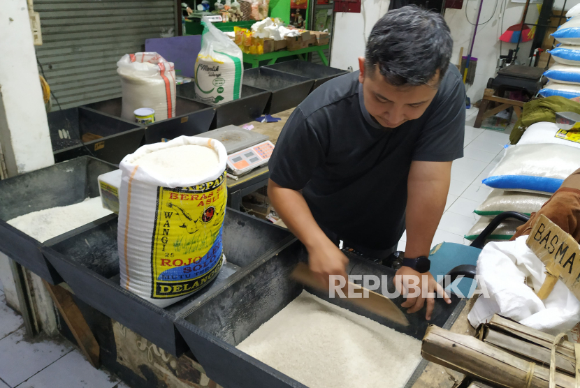 Pedagang beras merapikan stok beras yang ada di Pasar Kosambi, Kota Bandung, Jawa Barat, Senin (12/2/2024). Saat ini harga beras di pasaran Kota Bandung, paling murah Rp 15.000 hingga Rp 16.000 per kilogram, dan untuk beras premium seperti pandan wangi di jual Rp 18.000 per kilogram. Selain harganya yang terus meroket, suplai beras pun menurut pedagang sangat minim.