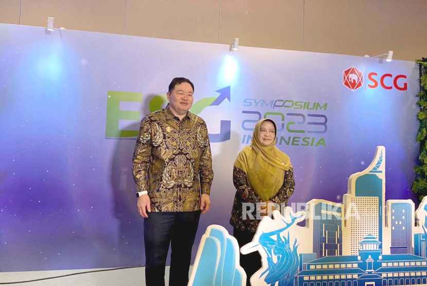 Executive Vice President SCG Thammasak Sethaudom dan Dirjen Pengendalian Perubahan Iklim KLHK Laksmi Dhewanti, dalam ESG Symposium 2023 di The Ritz-Carlton Jakarta, Kamis (2/11/2023).  