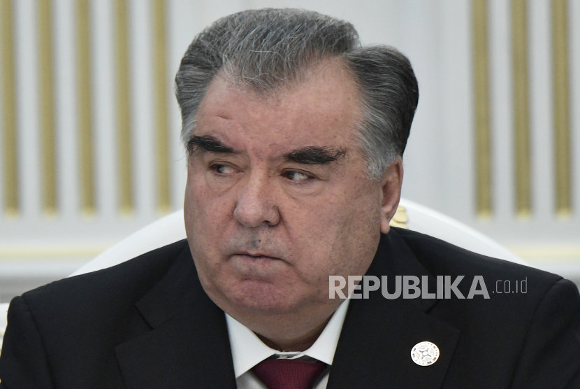 Presiden Tajik Emomali Rahmon. Sejak 2009, Rahmon mulai mengeluarkan berbagai kebijakan anti-Islam.