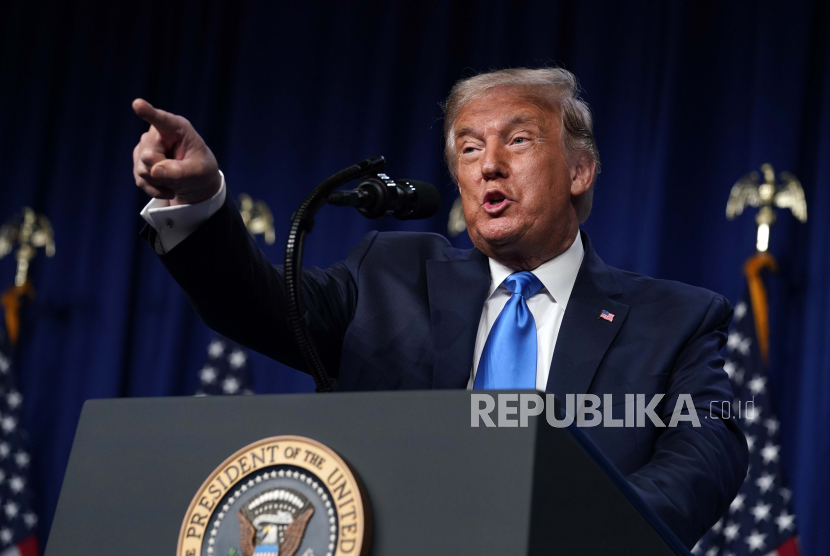  Presiden Donald Trump berbicara di atas panggung saat dia mengunjungi situs konvensi Komite Nasional Republik, Senin, 24 Agustus 2020, di Charlotte.