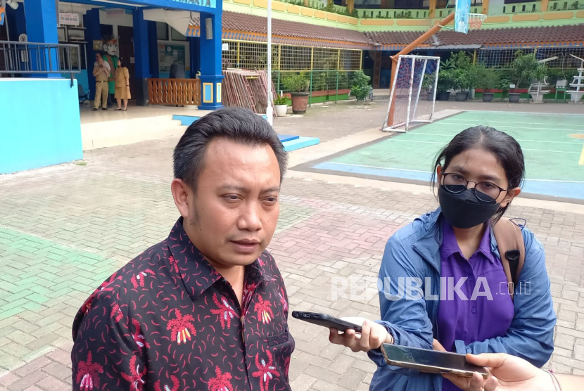 Komisioner KPAI Aris Adi Leksono saat diwawancara di SMPN 73 Jakarta, Kecamatan Tebet, Jakarta Selatan, Selasa (21/5/2024). 