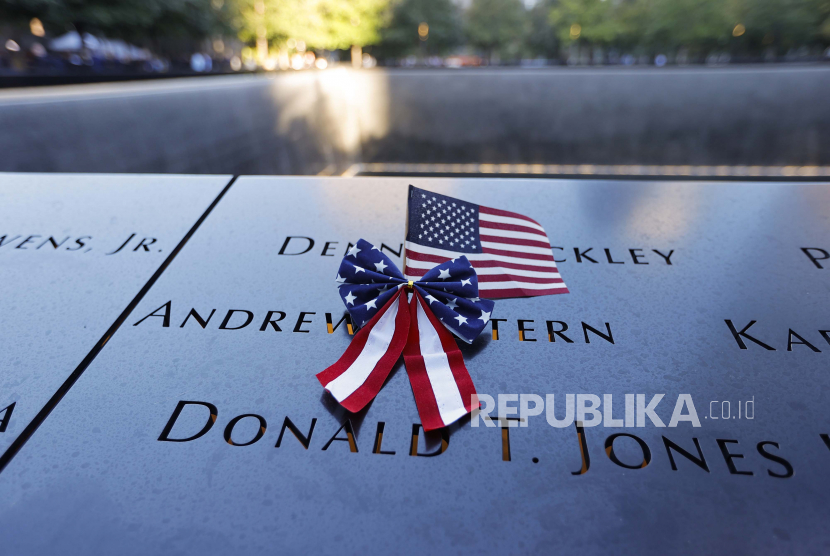 Bendera Amerika terlihat di National September 11 Memorial di New York