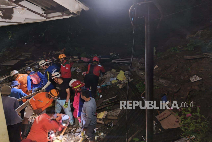 BPBD Kota Bogor, Damkar, dan unsur terkait berupaya melakukan evakuasi belasan warga tertimbun longsor di Kelurahan Empang, Kecamatan Bogor Selatan, Kota Bogor, Rabu (15/3/2023) dini hari.
