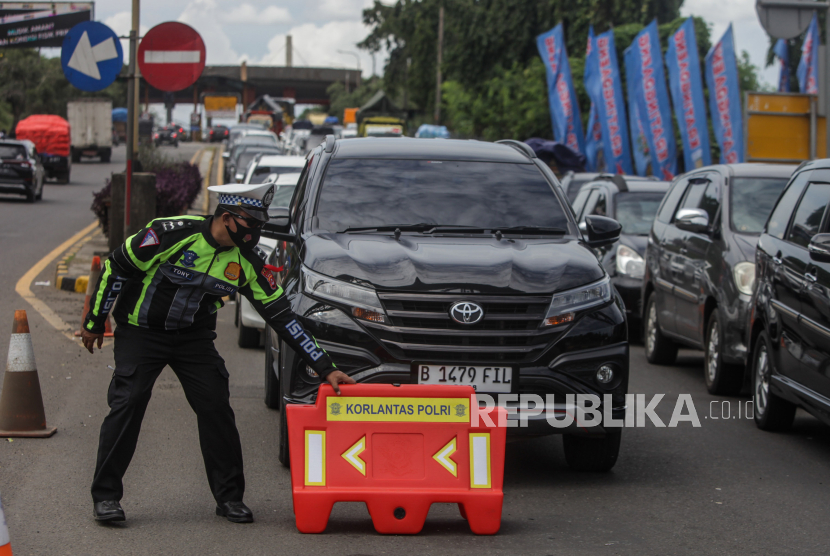 Pemudik puas dengan kinerja kepolisian selama mudik. Foto ilustrasi polisi melakukan pengalihan arus lalu lintas saat melalui Gerbang Tol Merak di Cilegon, Banten, Sabtu (6/4/2024). 