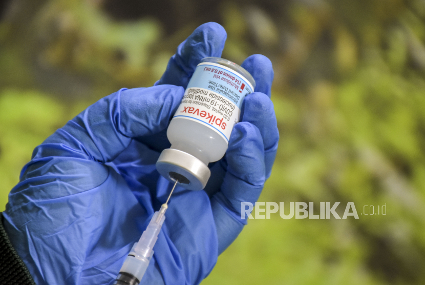 Petugas menyiapkan vaksin Covid-19 saat pelaksanaan vaksinasi dosis keempat (booster kedua) di Rumah Sakit Mata Cicendo, Kota Bandung, Senin (1/8/2022). 