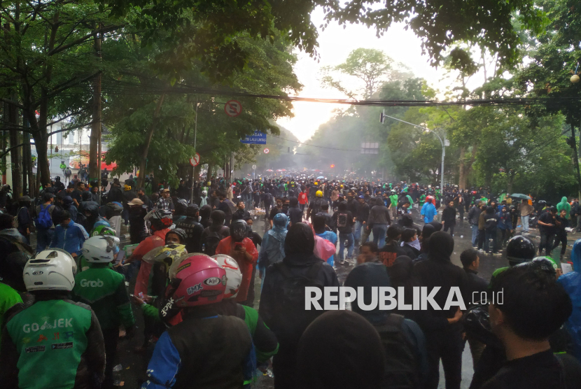 Mahasiswa UPI Bandung Ditusuk OTK Saat Tolong Orang Dikeroyok Massa di Demo DPRD Jabar