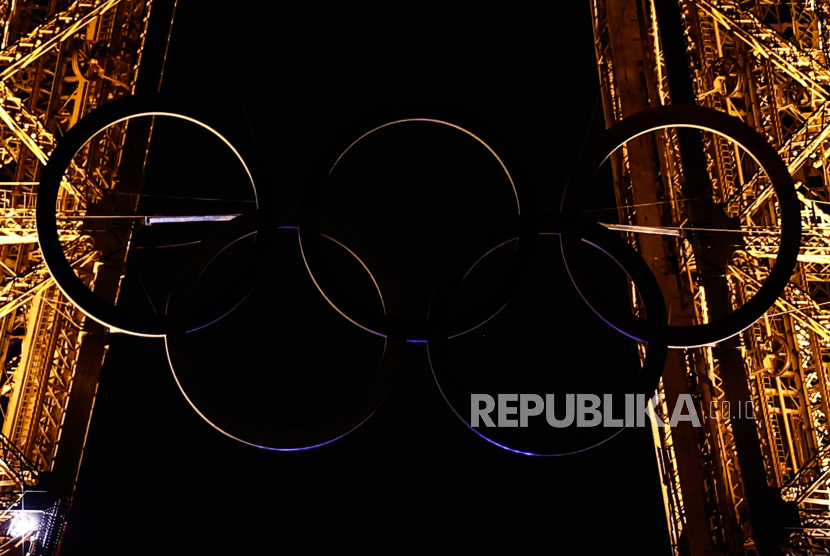 Logo atau simbol Olimpiade terpasang di menara Eiffel, Paris, Prancis, 13 Juni 2024. Logo Olimpiade dipasang di Menara Eiffel 50 hari sebelum dimulainya Olimpiade dan Paralimpiade Paris 2024.