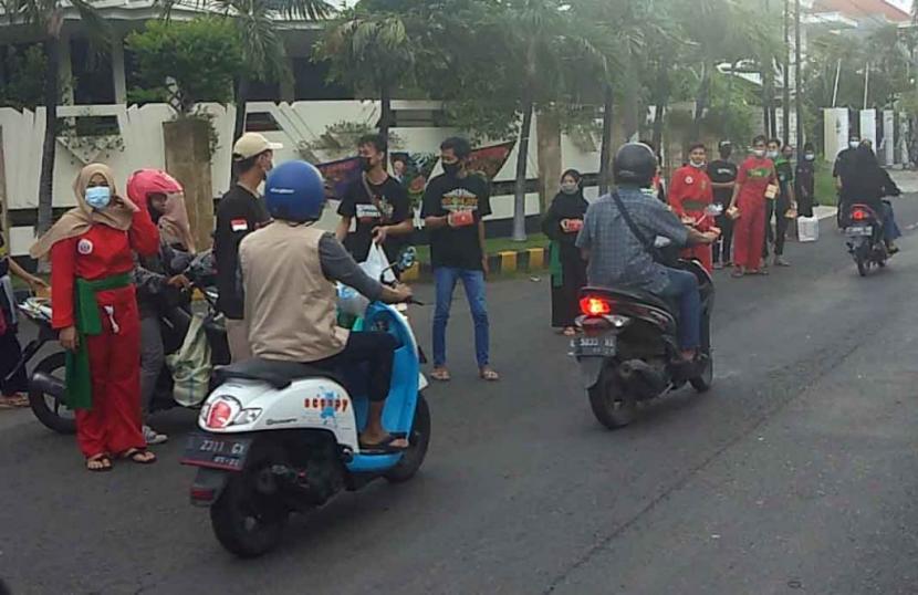 Pagar Nusa di Surabaya Bersatu Bagi Takjil