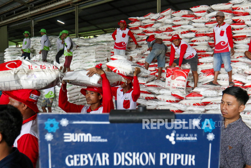 Pekerja membantu warga yang membeli pupuk pada acara gebyar diskon pupuk nonsubsidi di Banyuwangi, Jawa Timur, Sabtu (3/2/2024). 