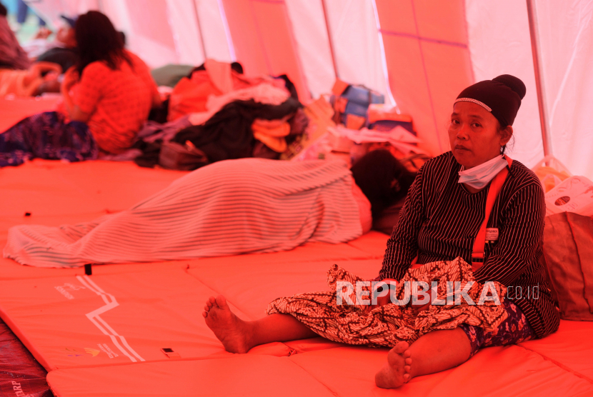 Sejumlah pengungsi korban kebakaran depo Pertamina Plumpang saat beraktivitas di RPTRA Rasela, Rawa Badak, Jakarta, Sabtu (4/3/2023). Tercatat sebanyak 418 warga terdampak kebakaran mengungsi di RPTRA tersebut yang terdiri dari lansia 34 orang, balita 61 orang, anak-anak 91 orang, dewasa 183 orang, remaja 44 orang dan ibu hamil 5 orang.