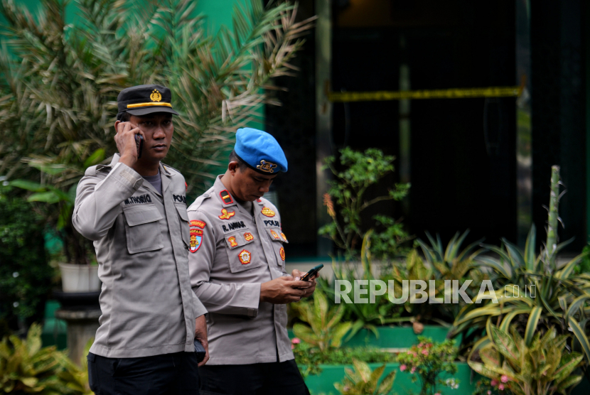 Personel Kepolisian berjaga di kantor Majelis Ulama Indonesia (MUI) pascainsiden penembakan di Jakarta, Selasa (2/5/2023). Dalam insiden tersebut pelaku penembakan tewas dan dua orang lainnya yakni resepsionis MUI mengalami luka pada bagian punggung dan pegawai MUI lainnya terluka akibat menabrak pintu saat menghindari tembakan tersebut. Dalam peristiwa tersebut, pihak Kepolisian masih melakukan penyidikan terkait pelacakan latar belakang pelaku penembakan di Gedung MUI tersebut.