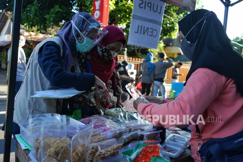 Petugas Balai Besar Pengawas Obat dan Makanan (BPOM) melakukan sidak takjil yang diperjualbelikan di pasar kuliner Ramadhan (ilustrasi)