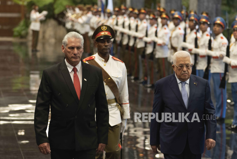 Presiden Kuba Miguel Diaz Canel (Kiri) menyambut Presiden Palestina Mahmoud Abbas (kanan) dalam upacara diplomatik di Havana, Kuba, 14 September 2023. Abbas berada di Kuba untuk menghadiri KTT G77.
