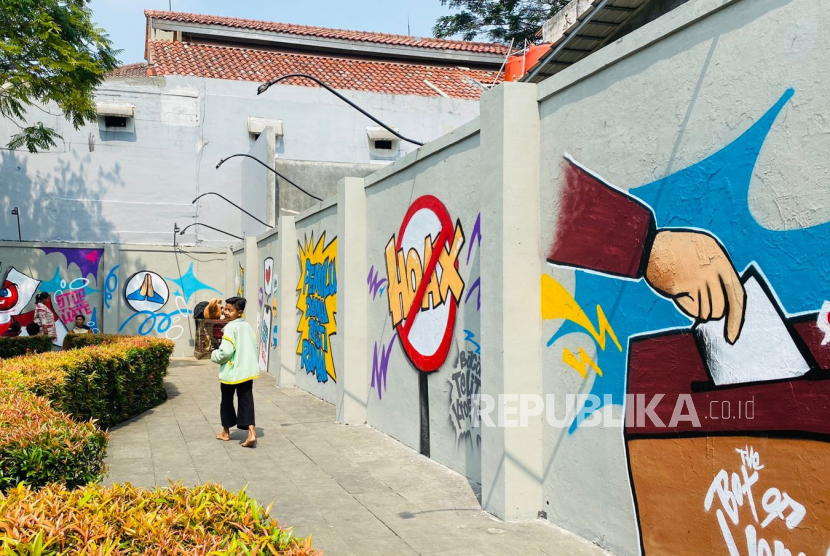 Mural bertema pemilu di Taman Corat-Coret, Kecamatan Bogor Utara, Kota Bogor, Jawa Barat, Ahad (23/7/2023).