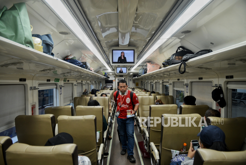 Penumpang menaiki kereta api Jayabaya jurusan Malang-Surabaya di Stasiun Pasar Senen, Jakarta, Kamis (21/12/2023). Pemudik masih memilih kereta api sebagai moda transportasi.