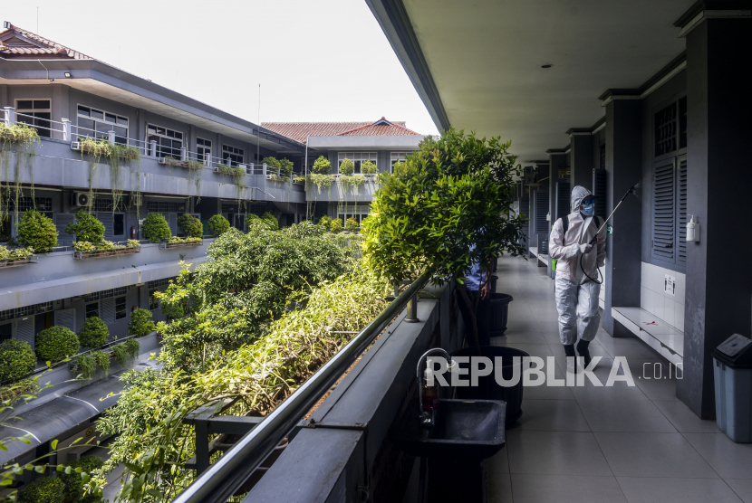 Dinas Pendidikan (Disdik) Kota Bogor, Jawa Barat mengungkapkan 561 guru dan siswa terpapar Covid-19 dari klaster sekolah. (Foto: Penyemprotan desinfektan di SMA Negeri 1 Kota Bogor, Jawa Barat)