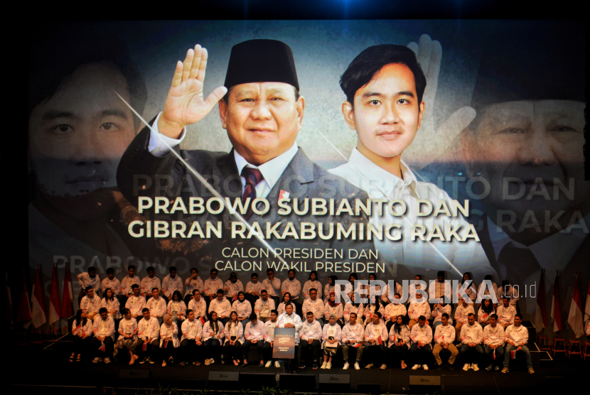 Dukungan untuk Prabowo Subianto-Gibran Rakabuming Raka. P3S menilai kombinasi duet Prabowo-Gibran akan menggerus suara PDIP di Jatim.