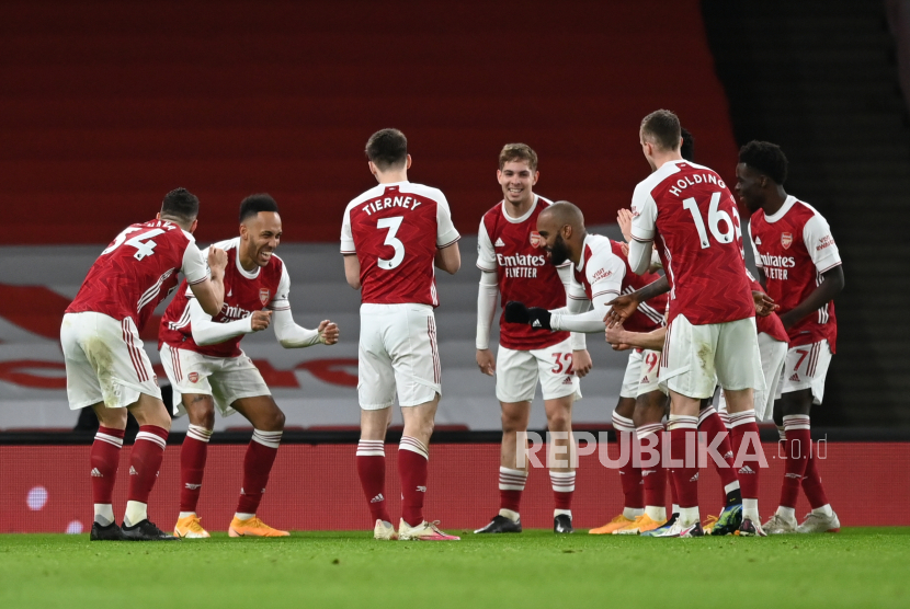 Pierre-Emerick Aubameyang of Arsenal (2-L) celebrates scoring his team