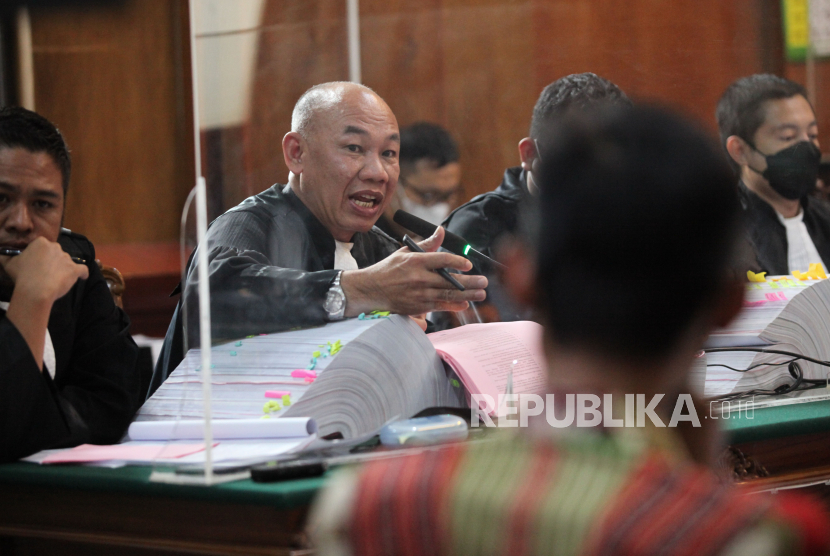 Jaksa Penuntut Umum memberikan pertanyaan kepada saksi saat sidang dengan agenda pemeriksaan saksi perkara tragedi Stadion Kanjuruhan Malang di Pengadilan Negeri Surabaya, Jawa Timur, beberapa waktu lalu.