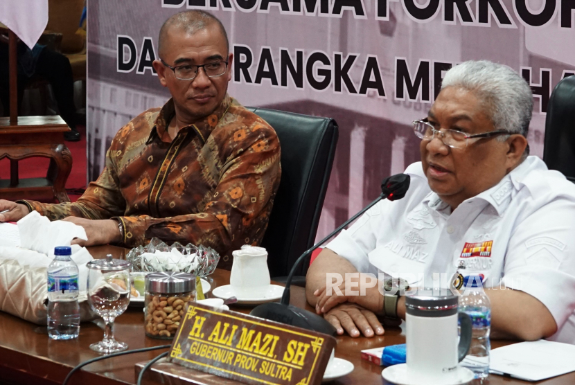 Ketua Badan Kerja Sama (BKS) Provinsi Kepulauan yang juga Gubernur Sulawesi Tenggara Ali Mazi (kanan) mengatakan provinsi kepulauan bertekad agar RUU Daerah Kepulauan diketok tahun depan.
