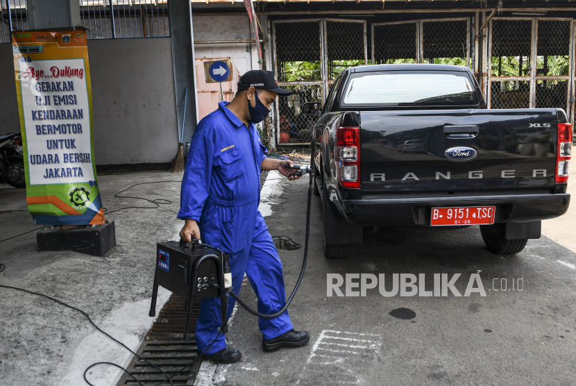 Petugas bersiap melakukan pengujian emisi gas buang kendaraan di Kantor Dinas Lingkungan Hidup DKI Jakarta di Kramat Jati, Jakarta, Selasa (3/11/2020). Uji emisi secara gratis tersebut digelar setiap hari selasa dan kamis untuk mendukung terealisasinya program Jakarta Langit Biru. 