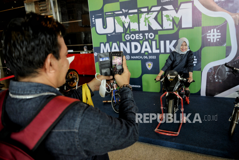 Pengunjung berfoto saat mengunjungi pameran UMKM Goes To Mandalika di Gedung Smesco, Jakarta, Ahad (6/3/2022). Kementerian Koperasi dan UMKM bekerja sama dengan Kementerian Pariwisata dan Ekonomi Kreatif, Asosiasi Perusahaan Perjalanan Wisata Indonesia  dan Ikatan Motor Indonisa (IMI) menggelar pameran UMKM dibidang otomotif dan pariwisata dalam rangka mengembangkan potensi UMKM otomotif dan pariwisata untuk menyambut perhelatan MotoGP Mandalika. Republika/Thoudy Badai