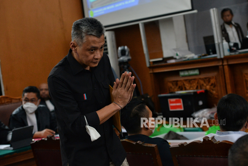Terdakwa Hendra Kurniawan bersama terdakwa kasus perintangan penyidikan lainnya saat akan memberikan keterangan sebagai saksi dalam sidang lanjutan di Pengadilan Negeri Jakarta Selatan, Selasa (6/12/2022). Sidang tersebut beragendakan pemeriksaan saksi yang dihadirkan Jaksa penuntut umum (JPU). Saksi-saksi tersebut diantaranya enam terdakwa kasus perintangan penyidikan yakni Hendra Kurniawan, Agus Nurpatria, Chuck Putranto, Baiquni Wibowo, Arif Rachman Arifin dan Irfan Widyanto, Kepala Biro Provos Divpropam Polri Brigjen Benny Ali dan anggota Polri lainnya. Republika/Thoudy Badai