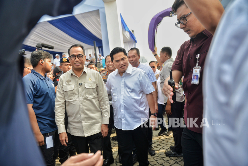 Menteri BUMN Erick Thohir bersama Menteri Perhubungan Budi karya Sumadi (kiri) meninjau armada dan peserta Program Mudik Asyik bersama  BUMN di Monas, Jakarta, Jumat (5/4/2024). 