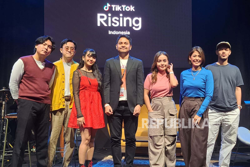 Konferensi pers TikTok Rising Indonesia di Creative Culture Ampera, Jakarta, Rabu (27/3/2024). Avolia (ketiga dari kanan) punya tradisi bagi-bagi THR saat Lebaran.