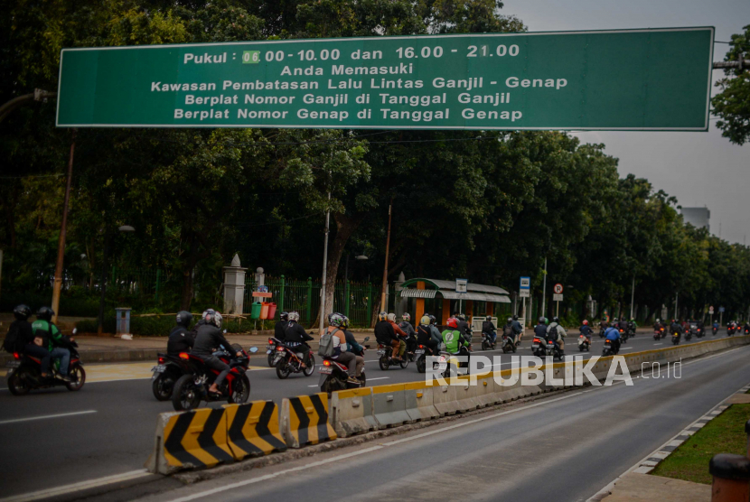 Jalan Medan Merdeka Barat, Jakarta Pusat telah ditutup sejak pukul 22.00 WIB pada Senin (19/10).