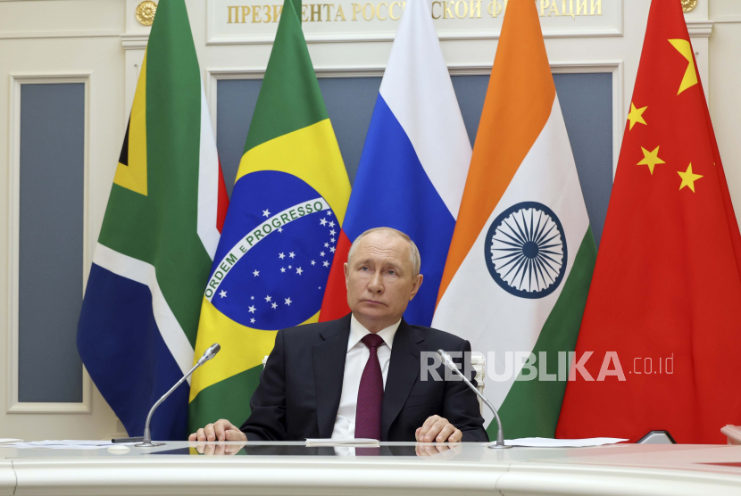 Presiden Rusia Vladimir Putin mendengarkan para pemimpin kelompok negara BRICS pada awal pertemuan puncak tiga hari di Johannesburg, Afrika Selatan melalui konferensi video dari Moskow.