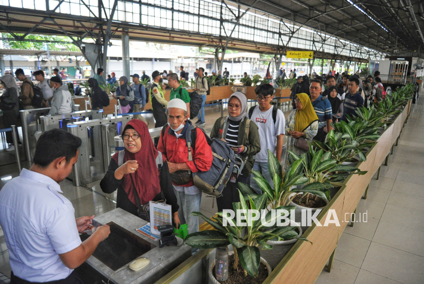 Sejumlah penumpang kereta api jarak jauh antre saat pemeriksaan tiket di Stasiun Pasar Senen, Jakarta Pusat, Ahad (26/1/2025). 