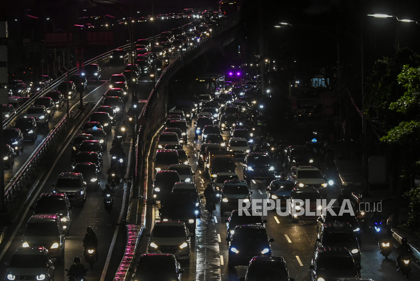 Suasana kendaraan terjebak macet di Jalan Tol Cawang-Grogol, Jakarta, Sabtu (1/5/2021). Berdasarkan data transaksi volume lalu lintas di Gerbang Tol Cikampek Utama (GT Cikatama) pada H-5 larangan mudik atau Sabtu (1/5/2021) dari pukul 06.00 WIB hingga pukul 17.12 WIB sebanyak 14.382 kendaraan meninggalkan DKI Jakarta masuk ke GT Cikatama menuju arah Palimanan. ANTARA FOTO/Galih Pradipta/rwa.