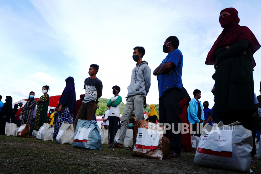 Sejumlah warga antre menunggu pembagian sembako di Stadion Manakarra, Mamuju, Sulawesi Barat (ilustrasi)