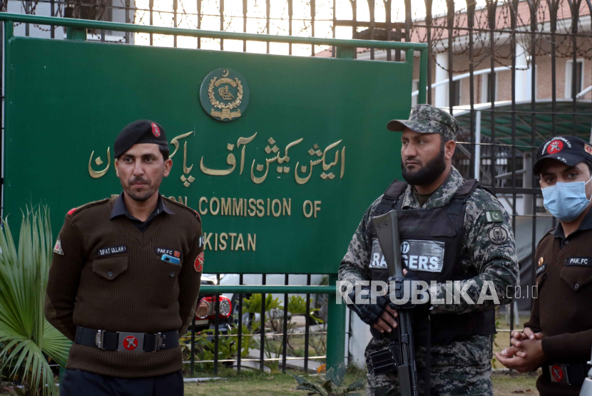 Pejabat keamanan Pakistan berjaga di kantor KPU saat pertemuan Sultan Sikandar Raja, ketua komisioner pemilu di Islamabad, Pakistan, 01 Februari 2024.
