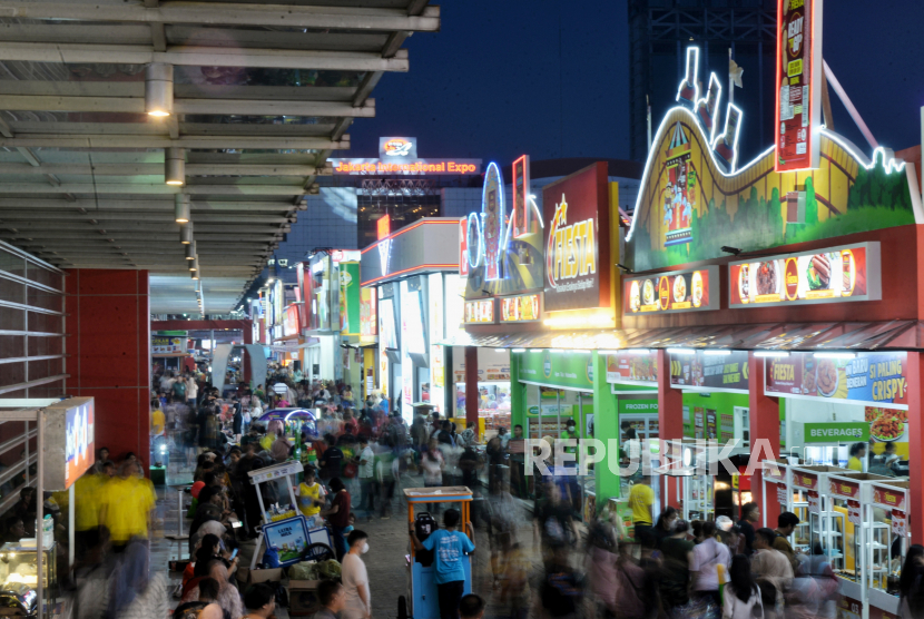 Pengunjung memadati area Jakarta Fair Kemayoran 2023 di JIExpo Kemayoran, Jakarta, Rabu (14/6/2023). Pj Gubernur DKI sebut Jakarta Fair bisa membuat potensi produk lokal semakin optimal.
