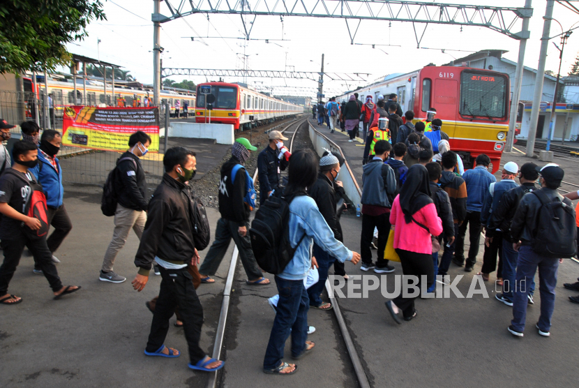 Sejumlah calon penumpang bergegas naik KRL Commuter Line di Stasiun Bogor, Jawa Barat.  Kementerian Perhubungan (Kemenhub) dan Pemerintah Provinsi DKI Jakarta kembali menyediakan bus gratis untuk mengurai calon penumpang kereta rel listrik (KRL) di stasiun.