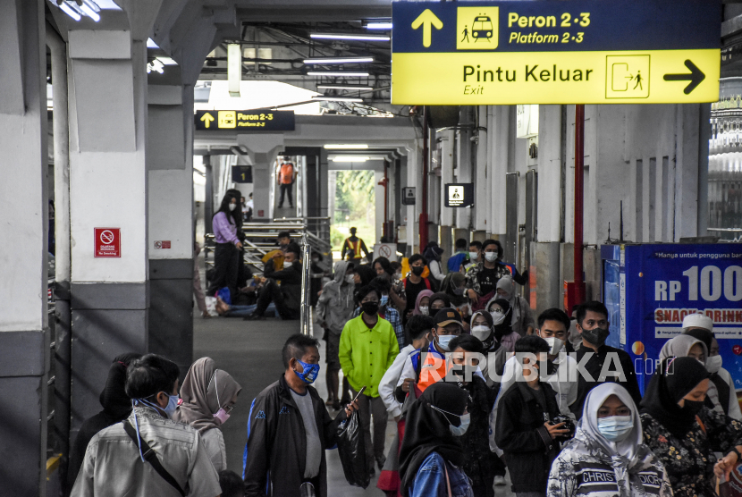 Sejumlah penumpang berjalan keluar setibanya di Stasiun Bandung, Kota Bandung (ilustrasi). Mulai 18 Mei 2021, PT Kereta Api Indonesia (KAI) kembali mengoperasikan KA jarak jauh ke berbagai daerah.Foto: Republika/Abdan Syakura