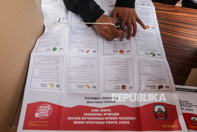 Warga mencoblos surat suara saat simulasi pemungutan suara Pemilu 2024 di Kantor Wali Kota Jakarta Pusat, Rabu (17/1/2024). KPU Kota Jakarta Pusat menggelar simulasi pemungutan dan penghitungan suara di Tempat Pemungutan Suara (TPS) jelang Pemilu 2024. Kegiatan dilaksanakan untuk memberikan pengenalan kepada pemilih tahapan proses yang harus dilalui saat proses pemungutan suara. Simulasi tersebut menghadrikan empat jenis surat suara yaitu surat suara Presiden, DPR, DPD dan DPRD Provinsi.