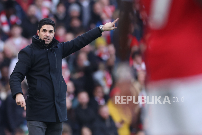 Pelatih Arsenal Mikel Arteta memberikan instruksi saat pertandingan sepak bola Liga Utama Inggris antara Arsenal FC dan Brighton & Hove Albion, di London, Inggris, Ahad (17/12/2023). Pada pertandingan itu Arsenal menang 2-0. Gol Arsenal dicetak Kai Havertz dan Gabriel Jesus.